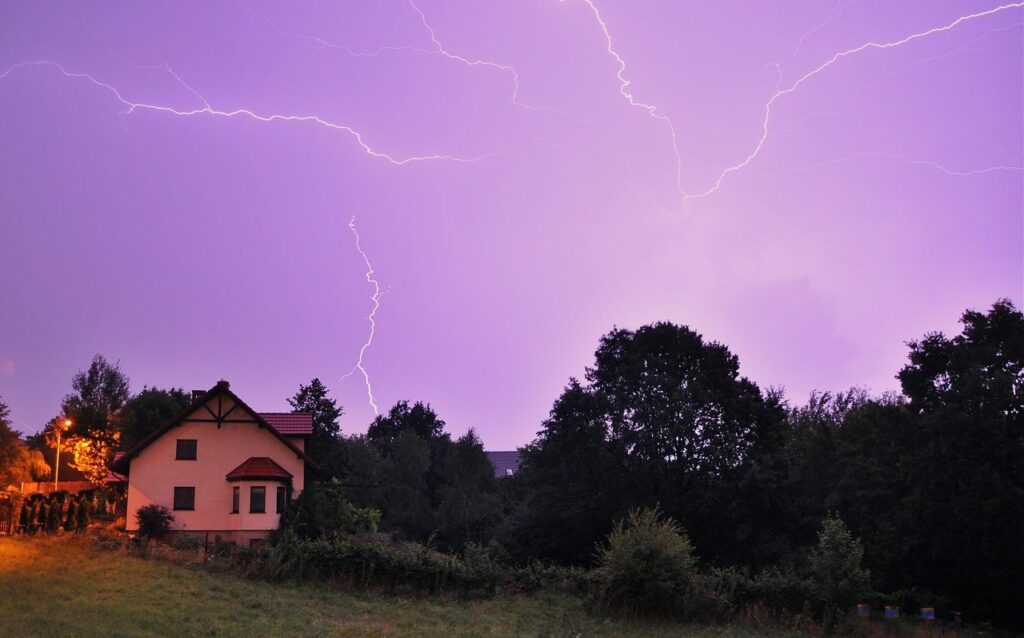 Blesky nad domem